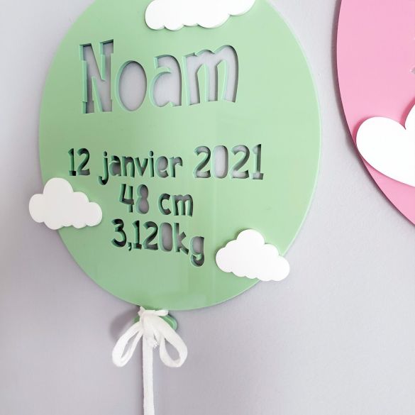 Ballon prénom en bois avec infos de naissance décoration murale