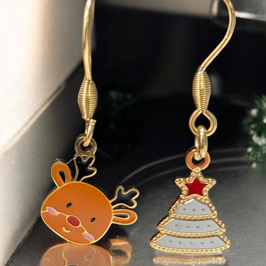 Boucles d'oreilles asymétriques Renne et Sapin de Noël