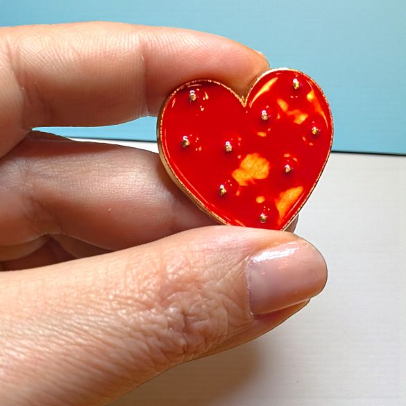 Nuage en bois personnalisé avec pin’s cœur rouge