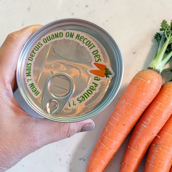 Boîte surprise de conserve de carottes avec chocolats de Pâques