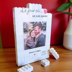Support photo en briques de construction style Lego avec calendrier