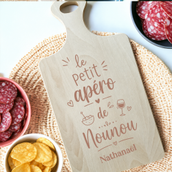 Planche à découper en bois personnalisée « Le petit apéro de Nounou » | Cadeau apéro gravé avec prénom de l'enfant