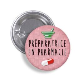 Badge Préparatrice en pharmacie à épingle fond rose